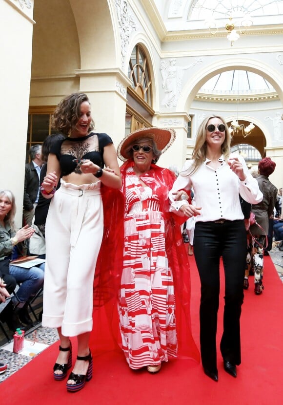 La Baronne Astrid Ullens De Schooten entourée de sa petite fille Morgane De Halleux et de sa niéce Florence De Bueger - Défilé "Over Fifty... et alors !" à la galerie Vivienne à Paris le 17 Juin 2019. C'est sous les ors de la galerie Vivienne que la styliste Nathalie Garçon, initiatrice de l'association "Over fifty...et alors", a organisé un défilé de mode afin de faire évoluer la visibilité et le regard porté sur les femmes de plus de cinquante ans. © Dominique Jacovides/Bestimage