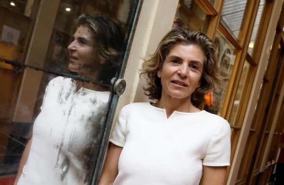 Exclusif - Anne Nivat en backstage du défilé de la styliste Nathalie Garçon pour l'association "Over fifty...et alors" à la galerie Vivienne à Paris le 17 juin 2019. C'est sous les ors de la galerie Vivienne que la styliste Nathalie Garçon, initiatrice de l'association "Over fifty...et alors", a organisé un défilé de mode afin de faire évoluer la visibilité et le regard porté sur les femmes de plus de cinquante ans. © Dominique Jacovides / Bestimage