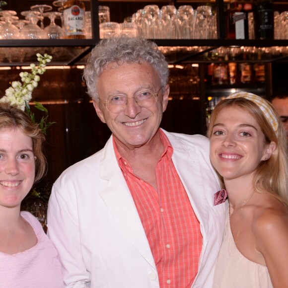 Exclusif - Nelson Monfort et ses filles Isaure et Victoria - Inauguration de la galerie Fred Allard (artiste représenté par les Galeries Bartoux) à l'hôtel Lutetia à Paris le 27 juin 2019. © Rachid Bellak/Bestimage