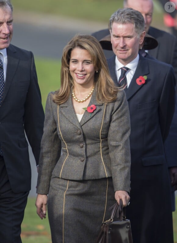 La princesse Haya de Jordanie à Newmarket lors de l'inauguration d'une statue de la reine Elizabeth II représentée avec une jument et son poulain à l'occasion de son 90e anniversaire, le 3 novembre 2016.