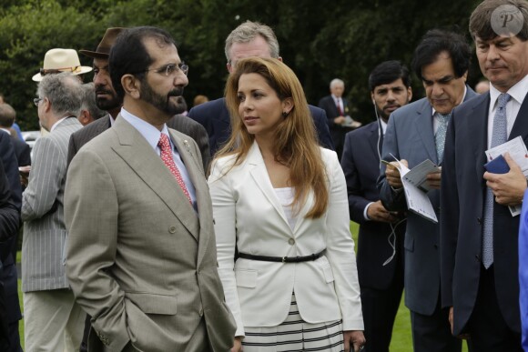La princesse Haya Bint Al Hussein (Haya de Jordanie) et son mari le cheikh Mohammed bin Rashid Al Maktoum, émir de Dubaï, le 31 juillet 2013 lors des courses à Chichester, en Angleterre.