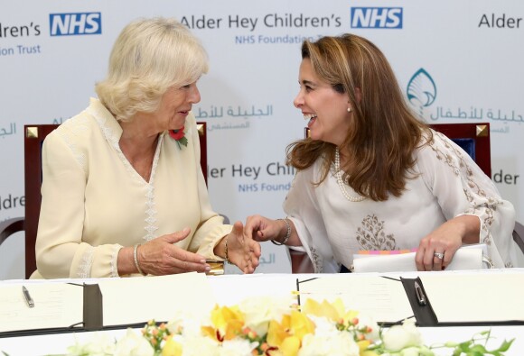 La princesse Haya de Jordanie avec Camilla Parker-Bowles, duchesse de Cornouailles, en visite à l'hôpital pour enfants ''Alder Hey and Al Jalila'' à Dubaï, le 8 novembre 2016.