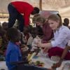 La reine Mathilde de Belgique et sa fille la princesse héritière Elisabeth en visite au centre Furaha & Early Childhood Development (ECD) et à l'école primaire "Future" au camp de réfugiés Kakuma au village de Kalobeyei le 25 juin 2019 dans le cadre d'une mission humanitaire sous l'égide d'UNICEF Belgique, dont l'épouse du roi Philippe est la présidente d'honneur.