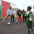 La reine Mathilde de Belgique et sa fille la princesse héritière Elisabeth ont visité l'Académie de football de l'Akakoro le 26 juin 2019 dans le cadre d'une mission humanitaire sous l'égide d'UNICEF Belgique, dont l'épouse du roi Philippe est la présidente d'honneur.