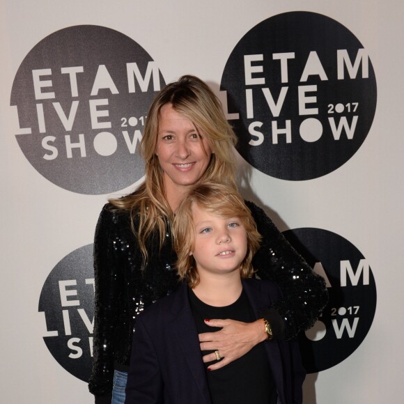 Sarah Lavoine et son fils Roman Lavoine au photocall du 10ème édition du "Etam Live Show" (Etam Lingerie) lors de la Fashion Week à Paris, France, le 26 septembre 2017. Rachid Bellak/Bestimage