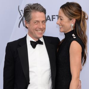 Hugh Grant et sa femme Anna Elisabet Eberstein - Photocall - 25ème cérémonie annuelle des Screen Actors Guild Awards au Shrine Audritorium à Los Angeles, le 27 janvier 2019.