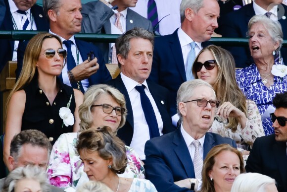 Hugh Grant et sa femme Anna Elisabet Eberstein (à gauche) - Les célébrités dans les tribunes lors de la finale de Wimbledon entre le serbe Novak Djokovic et le sud-africain Kevin Anderson à Londres, le 15 juillet 2018.