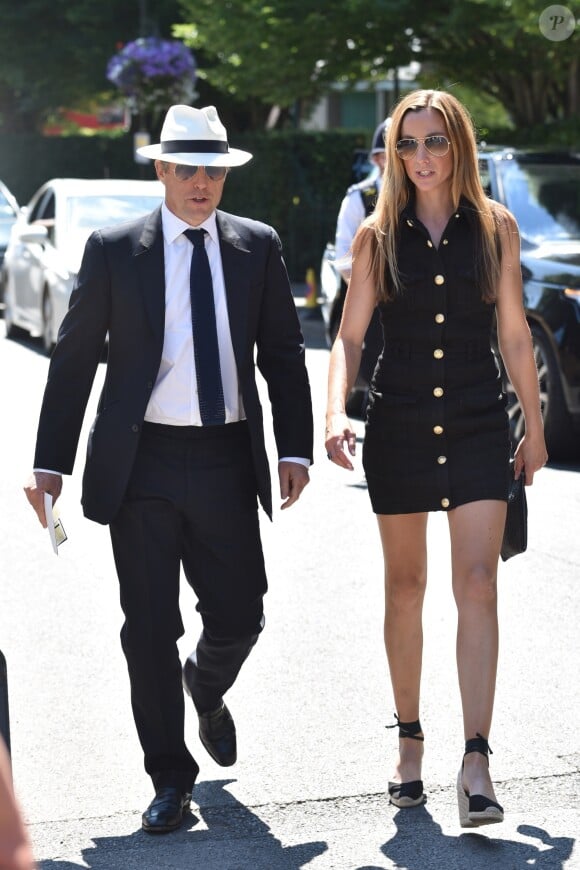Hugh Grant et sa femme Anna Eberstein à Wimbledon à Londres, le 15 juillet 2018.