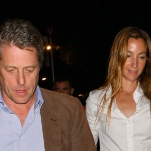 Hugh Grant et sa femme Anna Elisabet Eberstein quittent la boîte de nuit Annabel's à Londres, le 14 juillet 2018.