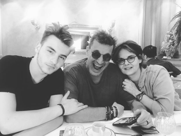 Simon Castaldi et ses parents Benjamin Castaldi et Valérie Sapienza, le 5 juillet 2019.