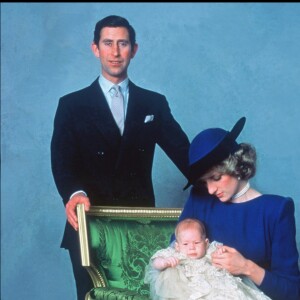 Le prince Charles et Diana avec leur fils Harry lors de son baptême en 1984. 