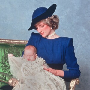 Diana et son fils Harry lors de son baptême en 1984.