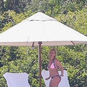 Exclusif - Britney Spears a retrouvé sa joie de vivre, riant et faisant la roue et des acrobaties sur la plage avec sa mère Lynne. Une belle escapade sur une île paradisiaque loin de la tourmente de ces derniers mois. Lynne porte un bikini blanc tandis que Britney porte un deux-pièces rose et imprimé léopard. Îles Turques et Caïques, le 23 juin 2019.