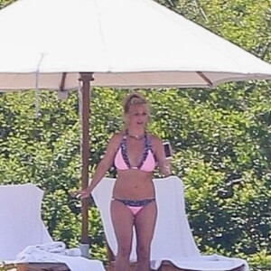 Exclusif - Britney Spears a retrouvé sa joie de vivre, riant et faisant la roue et des acrobaties sur la plage avec sa mère Lynne. Une belle escapade sur une île paradisiaque loin de la tourmente de ces derniers mois. Lynne porte un bikini blanc tandis que Britney porte un deux-pièces rose et imprimé léopard. Îles Turques et Caïques, le 23 juin 2019.