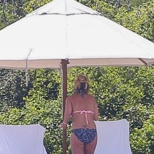 Exclusif - Britney Spears a retrouvé sa joie de vivre, riant et faisant la roue et des acrobaties sur la plage avec sa mère Lynne. Une belle escapade sur une île paradisiaque loin de la tourmente de ces derniers mois. Lynne porte un bikini blanc tandis que Britney porte un deux-pièces rose et imprimé léopard. Îles Turques et Caïques, le 23 juin 2019.