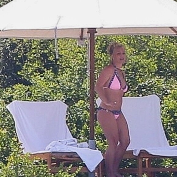 Exclusif - Britney Spears a retrouvé sa joie de vivre, riant et faisant la roue et des acrobaties sur la plage avec sa mère Lynne. Une belle escapade sur une île paradisiaque loin de la tourmente de ces derniers mois. Lynne porte un bikini blanc tandis que Britney porte un deux-pièces rose et imprimé léopard. Îles Turques et Caïques, le 23 juin 2019.