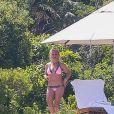 Exclusif - Britney Spears a retrouvé sa joie de vivre, riant et faisant la roue et des acrobaties sur la plage avec sa mère Lynne. Une belle escapade sur une île paradisiaque loin de la tourmente de ces derniers mois. Lynne porte un bikini blanc tandis que Britney porte un deux-pièces rose et imprimé léopard. Îles Turques et Caïques, le 23 juin 2019.
