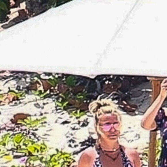 Exclusif - Britney Spears a retrouvé sa joie de vivre, riant et faisant la roue et des acrobaties sur la plage avec sa mère Lynne. Une belle escapade sur une île paradisiaque loin de la tourmente de ces derniers mois. Lynne porte un bikini blanc tandis que Britney porte un deux-pièces rose et imprimé léopard. Îles Turques et Caïques, le 23 juin 2019.