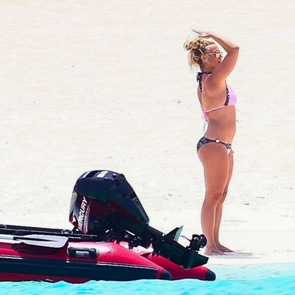 Exclusif - Britney Spears a retrouvé sa joie de vivre, riant et faisant la roue et des acrobaties sur la plage avec sa mère Lynne. Une belle escapade sur une île paradisiaque loin de la tourmente de ces derniers mois. Lynne porte un bikini blanc tandis que Britney porte un deux-pièces rose et imprimé léopard. Îles Turques et Caïques, le 23 juin 2019.