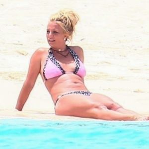 Exclusif - Britney Spears a retrouvé sa joie de vivre, riant et faisant la roue et des acrobaties sur la plage avec sa mère Lynne. Une belle escapade sur une île paradisiaque loin de la tourmente de ces derniers mois. Lynne porte un bikini blanc tandis que Britney porte un deux-pièces rose et imprimé léopard. Îles Turques et Caïques, le 23 juin 2019.