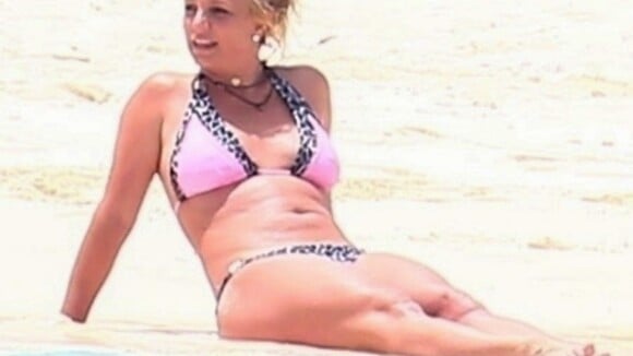 Britney Spears : Vacances en bikini, bronzage et poirier sur la plage