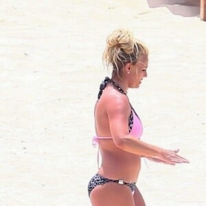 Exclusif - Britney Spears a retrouvé sa joie de vivre, riant et faisant la roue et des acrobaties sur la plage avec sa mère Lynne. Une belle escapade sur une île paradisiaque loin de la tourmente de ces derniers mois. Lynne porte un bikini blanc tandis que Britney porte un deux-pièces rose et imprimé léopard. Îles Turques et Caïques, le 23 juin 2019.