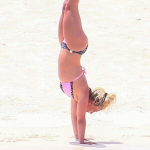 Exclusif - Britney Spears a retrouvé sa joie de vivre, riant et faisant la roue et des acrobaties sur la plage avec sa mère Lynne. Une belle escapade sur une île paradisiaque loin de la tourmente de ces derniers mois. Lynne porte un bikini blanc tandis que Britney porte un deux-pièces rose et imprimé léopard. Îles Turques et Caïques, le 23 juin 2019.