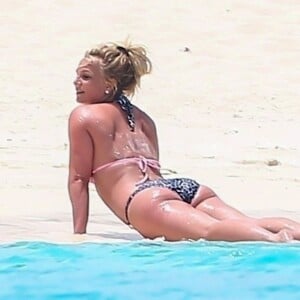 Exclusif - Britney Spears a retrouvé sa joie de vivre, riant et faisant la roue et des acrobaties sur la plage avec sa mère Lynne. Une belle escapade sur une île paradisiaque loin de la tourmente de ces derniers mois. Lynne porte un bikini blanc tandis que Britney porte un deux-pièces rose et imprimé léopard. Îles Turques et Caïques, le 23 juin 2019.