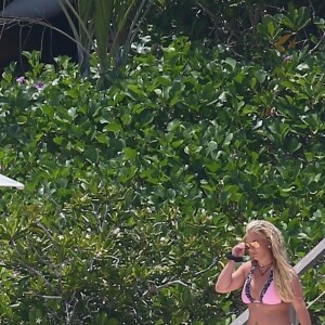 Exclusif - Britney Spears a retrouvé sa joie de vivre, riant et faisant la roue et des acrobaties sur la plage avec sa mère Lynne. Une belle escapade sur une île paradisiaque loin de la tourmente de ces derniers mois. Lynne porte un bikini blanc tandis que Britney porte un deux-pièces rose et imprimé léopard. Îles Turques et Caïques, le 23 juin 2019.