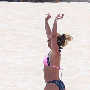 Exclusif - Britney Spears a retrouvé sa joie de vivre, riant et faisant la roue et des acrobaties sur la plage avec sa mère Lynne. Une belle escapade sur une île paradisiaque loin de la tourmente de ces derniers mois. Lynne porte un bikini blanc tandis que Britney porte un deux-pièces rose et imprimé léopard. Îles Turques et Caïques, le 23 juin 2019.