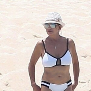 Exclusif - Britney Spears a retrouvé sa joie de vivre, riant et faisant la roue et des acrobaties sur la plage avec sa mère Lynne. Une belle escapade sur une île paradisiaque loin de la tourmente de ces derniers mois. Lynne porte un bikini blanc tandis que Britney porte un deux-pièces rose et imprimé léopard. Îles Turques et Caïques, le 23 juin 2019.