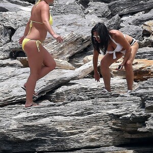 Exclusif - Britney Spears et sa mère Lynn en vacances sur les Îles Turks et Caïques le 22 juin 2019. Sur le film de ses vacances, Britney n'hésite pas à faire ses cascades elle-même. Elle escalade un rocher à mains nues et en tong sous l'oeil rassurant de sa mère. Aucune autre protection que son petit bikini jaune. Après cette montée d'adrénaline, la chanteuse fait trempette dans les eaux bleues de la crique et le duo mère - fille rejoint les transats.