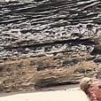 Exclusif - Prix spécial - Britney Spears et sa mère Lynn en vacances sur les Îles Turks et Caïques le 22 juin 2019. Sur le film de ses vacances, Britney n'hésite pas à faire ses cascades elle-même. Elle escalade un rocher à mains nues et en tong sous l'oeil rassurant de sa mère. Aucune autre protection que son petit bikini jaune. Après cette montée d'adrénaline, la chanteuse fait trempette dans les eaux bleues de la crique et le duo mère - fille rejoint les transats.  Exclusive - For Germany please call for price Turks and Caicos, UNITED KINGDOM - Britney Spears and her mom enjoy some quality down time together in Turks and Caicos. Britney donned a sunny yellow bikini to frolic in the ocean while mom Lynne snapped photos. Afterwards, Britney climbed on the rocks so the pair could make their way back to their private beachfront lounge area. Shot on 06/22/1922/06/2019 - 