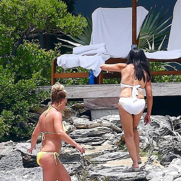 Exclusif - Prix spécial - Britney Spears et sa mère Lynn en vacances sur les Îles Turks et Caïques le 22 juin 2019. Sur le film de ses vacances, Britney n'hésite pas à faire ses cascades elle-même. Elle escalade un rocher à mains nues et en tong sous l'oeil rassurant de sa mère. Aucune autre protection que son petit bikini jaune. Après cette montée d'adrénaline, la chanteuse fait trempette dans les eaux bleues de la crique et le duo mère - fille rejoint les transats.  Exclusive - For Germany please call for price Turks and Caicos, UNITED KINGDOM - Britney Spears and her mom enjoy some quality down time together in Turks and Caicos. Britney donned a sunny yellow bikini to frolic in the ocean while mom Lynne snapped photos. Afterwards, Britney climbed on the rocks so the pair could make their way back to their private beachfront lounge area. Shot on 06/22/1922/06/2019 - 