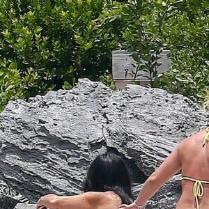 Exclusif - Prix spécial - Britney Spears et sa mère Lynn en vacances sur les Îles Turks et Caïques le 22 juin 2019. Sur le film de ses vacances, Britney n'hésite pas à faire ses cascades elle-même. Elle escalade un rocher à mains nues et en tong sous l'oeil rassurant de sa mère. Aucune autre protection que son petit bikini jaune. Après cette montée d'adrénaline, la chanteuse fait trempette dans les eaux bleues de la crique et le duo mère - fille rejoint les transats.  Exclusive - For Germany please call for price Turks and Caicos, UNITED KINGDOM - Britney Spears and her mom enjoy some quality down time together in Turks and Caicos. Britney donned a sunny yellow bikini to frolic in the ocean while mom Lynne snapped photos. Afterwards, Britney climbed on the rocks so the pair could make their way back to their private beachfront lounge area. Shot on 06/22/1922/06/2019 - 