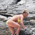 Exclusif - Prix spécial - Britney Spears et sa mère Lynn en vacances sur les Îles Turks et Caïques le 22 juin 2019. Sur le film de ses vacances, Britney n'hésite pas à faire ses cascades elle-même. Elle escalade un rocher à mains nues et en tong sous l'oeil rassurant de sa mère. Aucune autre protection que son petit bikini jaune. Après cette montée d'adrénaline, la chanteuse fait trempette dans les eaux bleues de la crique et le duo mère - fille rejoint les transats.  Exclusive - For Germany please call for price Turks and Caicos, UNITED KINGDOM - Britney Spears and her mom enjoy some quality down time together in Turks and Caicos. Britney donned a sunny yellow bikini to frolic in the ocean while mom Lynne snapped photos. Afterwards, Britney climbed on the rocks so the pair could make their way back to their private beachfront lounge area. Shot on 06/22/1922/06/2019 - 