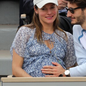 Pierre Niney et sa compagne Natasha Andrews (enceinte) - Célébrités dans les tribunes des internationaux de France de tennis de Roland Garros à Paris, France, le 9 juin 2019. © Jacovides-Moreau/Bestimage