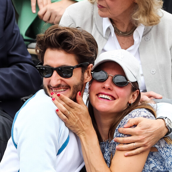 Pierre Niney et sa compagne Natasha Andrews enceinte de leur 2ème enfant - People dans les tribunes lors de la finale messieurs des internationaux de France de tennis de Roland Garros 2019 à Paris le 9 juin 2019. © Jacovides-Moreau/Bestimage