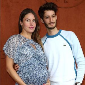Pierre Niney et sa compagne Natasha Andrews enceinte de leur 2 ème enfant - People au village pour la finale hommes lors des internationaux de France de tennis de Roland Garros 2019 à Paris le 9 juin 2019. © Jacovides - Moreau / Bestimage