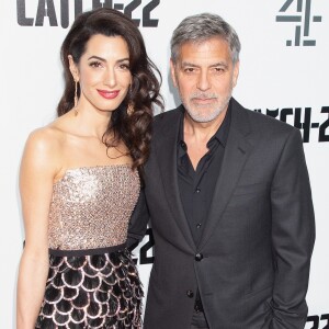 George Clooney et sa femme Amal Alamuddin Clooney à la première de "Catch 22" à Londres, le 15 mai 2019.