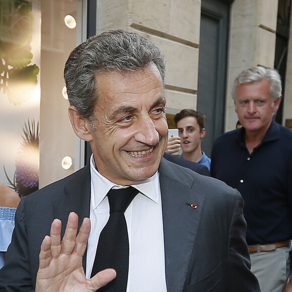 Nicolas Sarkozy dédicace son livre "Passions" puis se promène, à la rencontre des habitants de Bordeaux, le 4 juillet 2019. © Patrick Bernard/Bestimage