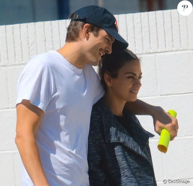 Exclusif - Mila Kunis et son mari Ashton Kutcher en balade dans les rues de Los Angeles, le 17 mai 2019