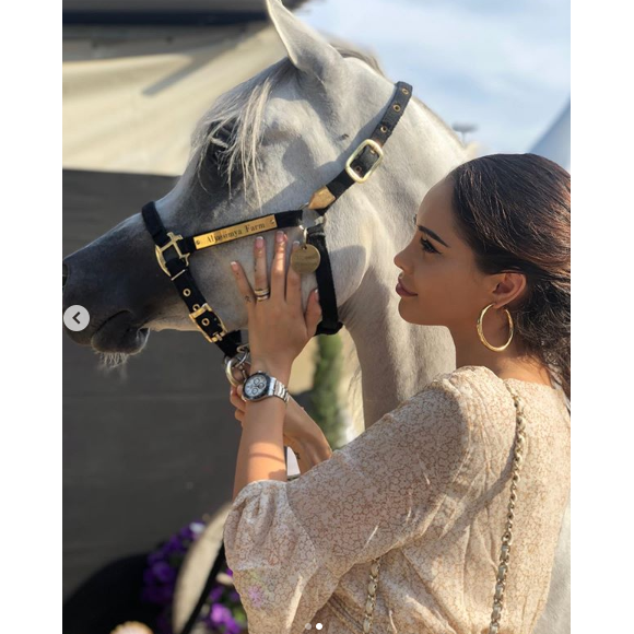 Nabilla, enceinte de son premier enfant, affiche un joli baby bump à Monaco et Menton, en juin 2019 sur Instagram.