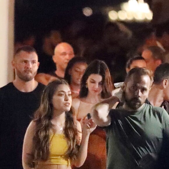 Kendall Jenner profite de ses vacances avec ses amis sur l'île de Mykonos, Grèce, le 10 juillet 2019.