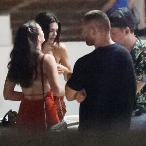 Kendall Jenner profite de ses vacances avec ses amis sur l'île de Mykonos, Grèce, le 10 juillet 2019.