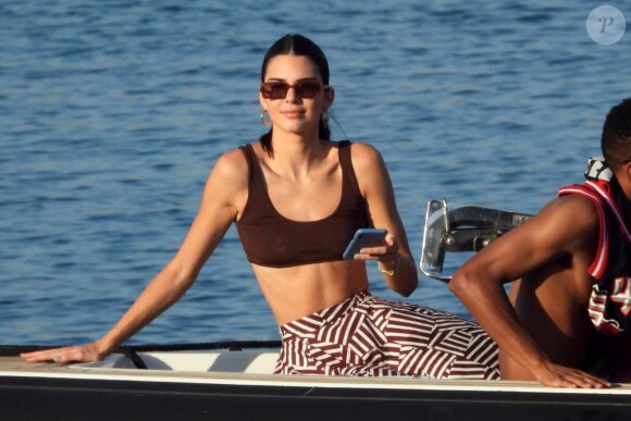 Kendall Jenner profite d'un après-midi ensoleillé en bateau à Mykonos, le 9 juillet 2019.