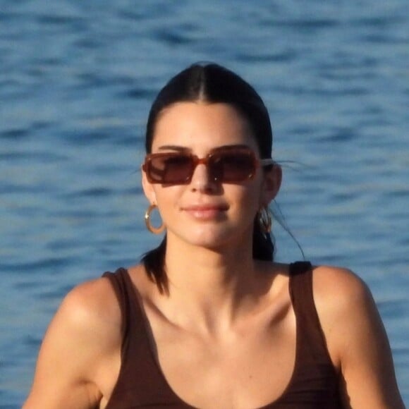 Kendall Jenner profite d'un après-midi ensoleillé en bateau à Mykonos, le 9 juillet 2019.