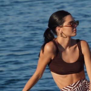 Kendall Jenner profite d'un après-midi ensoleillé en bateau à Mykonos, le 9 juillet 2019.