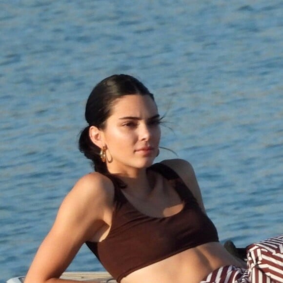 Kendall Jenner profite d'un après-midi ensoleillé en bateau à Mykonos, le 9 juillet 2019.