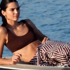 Kendall Jenner profite d'un après-midi ensoleillé en bateau à Mykonos, le 9 juillet 2019.